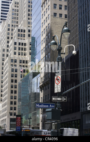 Guardando ad Ovest sulla 42nd St. da Madison Avenue lungo una delle pareti del canyon di corporate America. Foto Stock