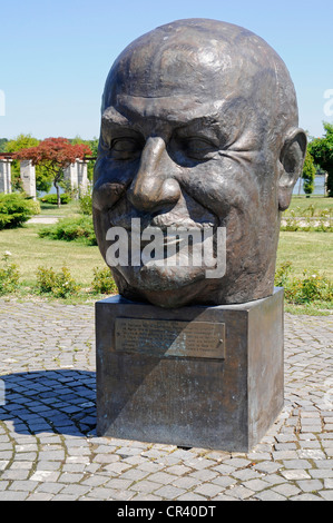 Busto, Joseph Bech, un politico dal Lussemburgo, piazza Europa, sculture, Parco Herastrau Bucarest, Romania, Europa orientale Foto Stock