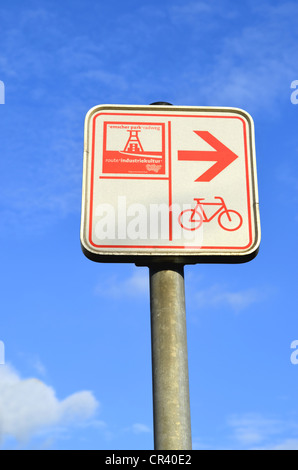 Seguire le indicazioni per i ciclisti con la freccia e il simbolo della bicicletta, Emscher Park percorso ciclabile, cultura industriale rotta Foto Stock