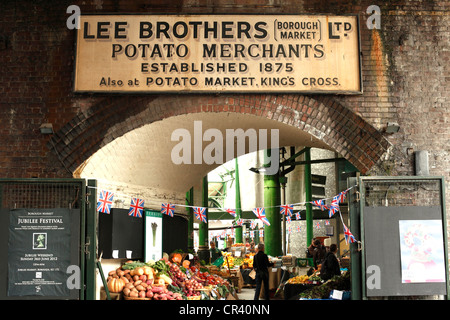 Lee fratelli mercanti di patate un vecchio stabilire business al Mercato di Borough, Southwark, Londra. Foto Stock