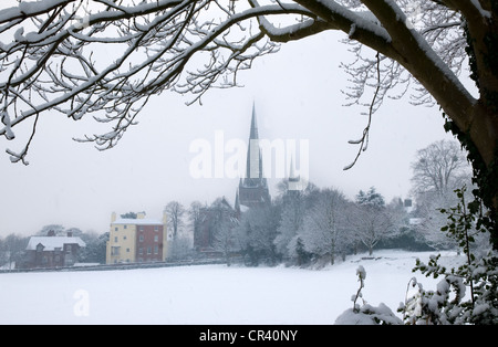 Lichfield Cathedral visto da di Stowe campi con una coperta di neve in inverno Foto Stock