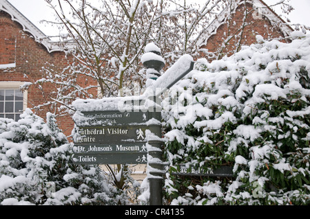 Coperta di neve in direzione dei segni nel vicino Lichfield Staffordshire Inghilterra indicando Cattedrale Visitor Center Dr Johnon's House Foto Stock