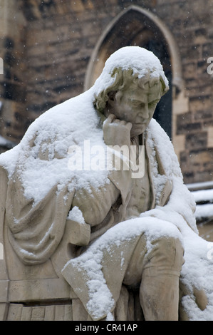 Coperta di neve statua del Dr Johnson in piazza del mercato Lichfield davanti a casa sua Foto Stock