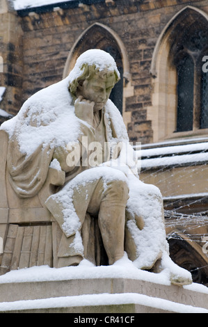 Coperta di neve statua del Dr Johnson in piazza del mercato Lichfield davanti a casa sua Foto Stock