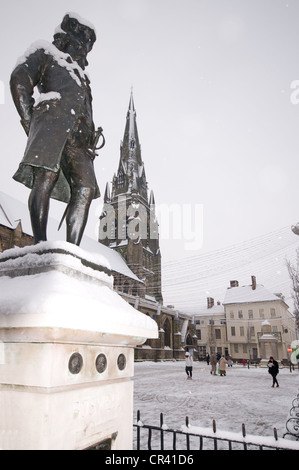 Boswell della statua in piazza del mercato Lichfield con neve invernale e il dottor Johnson House in background Foto Stock