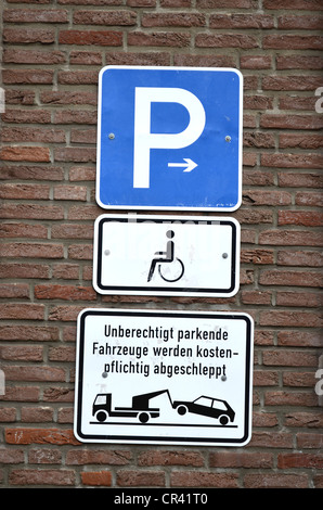Numerosi segni di parcheggio su una parete, centro storico, Duesseldorf, nella Renania settentrionale-Vestfalia, Germania, Europa Foto Stock