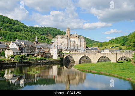 Pont sur le molte bridge, fiume Lot, chateau, castello, riflessione, Via Podiensis o Chemin de St-Jacques o modo francese di San Giacomo Foto Stock