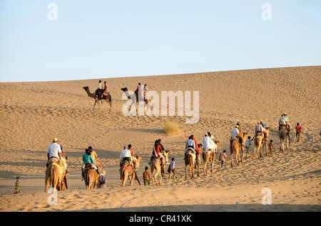 India Rajasthan, deserto di Thar, Khuri dune, turisti indiano al tramonto Foto Stock