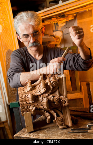 Francia, Parigi, Vincent Mouchez, scultore in legno artigiano Foto Stock