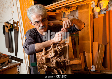Francia, Parigi, Vincent Mouchez, scultore in legno artigiano Foto Stock