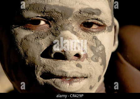 Xhosa boy cosparse di argilla, ritratto, durante la tradizionale cerimonia di circoncisione, Costa Selvaggia, Capo orientale, Sud Africa Foto Stock