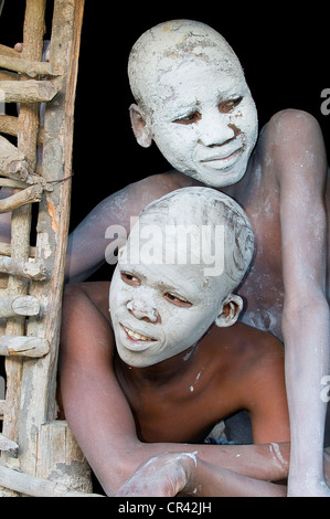 I giovani con facce dipinte, tradizionale cerimonia di circoncisione, Transkei, Capo orientale, Sud Africa e Africa Foto Stock