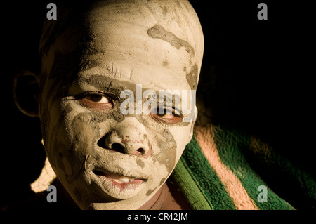 Persona giovane con una faccia dipinta, la tradizionale cerimonia di circoncisione, Transkei, Capo orientale, Sud Africa e Africa Foto Stock