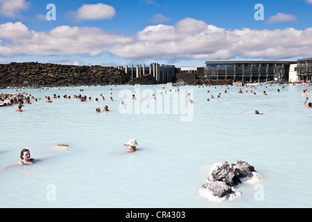L'Islanda, regione di Sudurnes, Grindavik, la Laguna Blu con la fabbrica geothermical in background Foto Stock