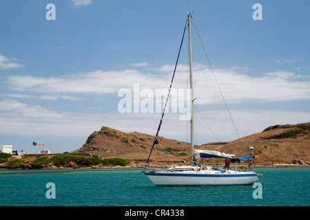 Barca a vela nel porto naturale di Mao, Mahon Minorca, Minorca, Spagna, Europa Foto Stock