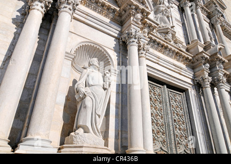 La scultura, facciata, Cattedrale di Santa Maria, Girona, Catalogna, Spagna, Europa Foto Stock