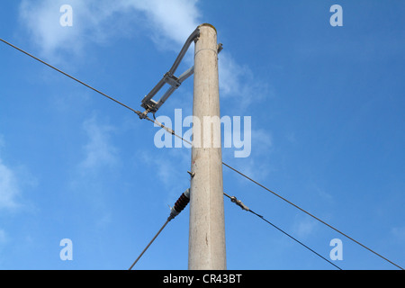 Sovraccarico del filo di contatto in corrispondenza di una linea ferroviaria con cielo blu, Hesse, Germania, Europa Foto Stock