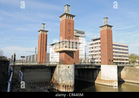 Ponte Schwanentorbruecke, Innenhafen, il Porto Interno di Duisburg, zona della Ruhr, Renania settentrionale-Vestfalia, Germania, Europa Foto Stock