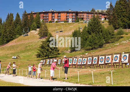 Francia, Savoie, Les Arcs 1800, tiro con l'arco Foto Stock