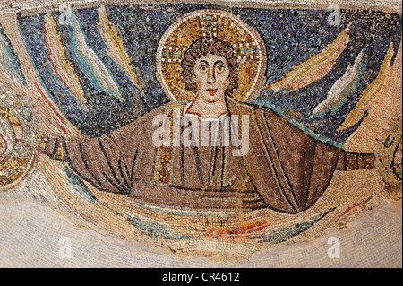 Saint con le braccia tese, mosaico bizantino, Basilica di Euphrasius, la città vecchia di Porec, Istria, Croazia, Europa Foto Stock