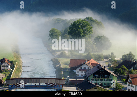 Nebbia di mattina a Eschenlohe sulla Loisach River, Alta Baviera, Baviera, Germania, Europa Foto Stock