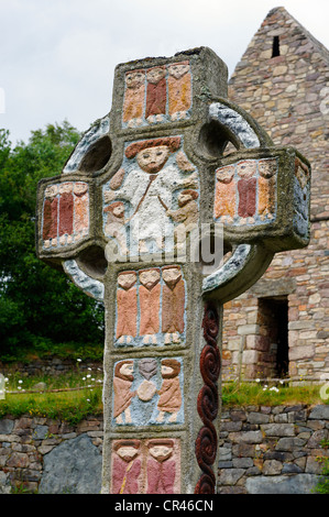 Croce irlandese con un precoce cappella cristiana, ricostruito, Irish National Heritage Park, Wexford, County Wexford, Irlanda Foto Stock