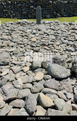 Dei primi Cristiani croce di pietra, Gallarus oratorio, chiesa di pietra, sesto al VIII secolo, la penisola di Dingle, nella contea di Kerry, Irlanda, Europa Foto Stock
