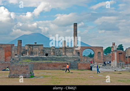 Italia: antica città romana di Pompei dal Forum rivolta verso il tempio di Giove e il Monte Vesuvio Foto Stock