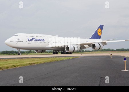 Un Lufthansa Boeing 747-8 atterraggio all'Aeroporto Internazionale di Dulles sul suo primo volo del passeggero. Foto Stock