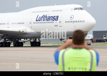 Un Lufthansa Boeing 747-8 atterraggio all'Aeroporto Internazionale di Dulles sul suo primo volo del passeggero. Foto Stock