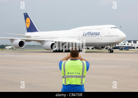 Un Lufthansa Boeing 747-8 atterraggio all'Aeroporto Internazionale di Dulles sul suo primo volo del passeggero. Foto Stock