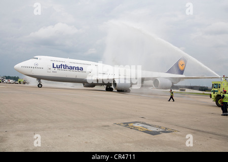 Un Lufthansa Boeing 747-8 atterraggio all'Aeroporto Internazionale di Dulles sul suo primo volo del passeggero. Foto Stock