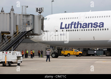 Un Lufthansa Boeing 747-8 arriva all'Aeroporto Internazionale di Dulles sul suo primo volo del passeggero. Foto Stock