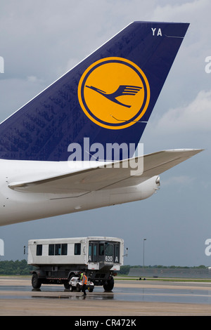 Un Lufthansa Boeing 747-8 arriva all'Aeroporto Internazionale di Dulles sul suo primo volo del passeggero. Foto Stock
