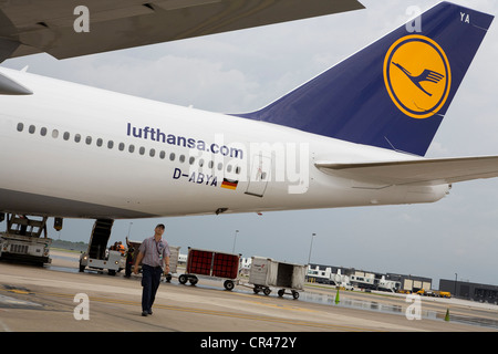 Un Lufthansa Boeing 747-8 arriva all'Aeroporto Internazionale di Dulles sul suo primo volo del passeggero. Foto Stock