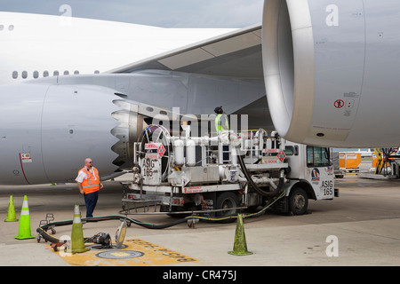 Un Lufthansa Boeing 747-8 viene rifornito. Foto Stock