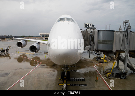 Un Lufthansa Boeing 747-8 arriva all'Aeroporto Internazionale di Dulles sul suo primo volo del passeggero. Foto Stock