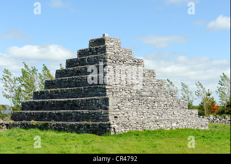 Pietra mausoleo pyramidm Neale, County Mayo, Irlanda, Europa Foto Stock