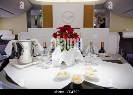 La prima sezione di classe di una Lufthansa Boeing 747-8. Foto Stock