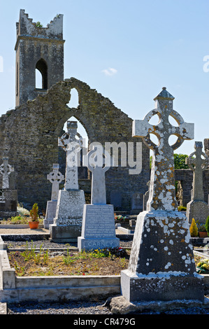 Cimitero con le rovine di una chiesa, Neale, County Mayo, Irlanda, Europa Foto Stock