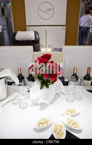 La prima sezione di classe di una Lufthansa Boeing 747-8. Foto Stock