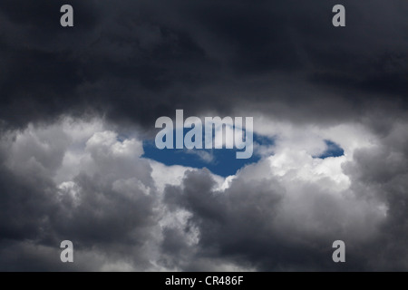 Una sezione del cielo con la pioggia nuvole minacciose sfrangiato con cumulus nubi. Foto Stock