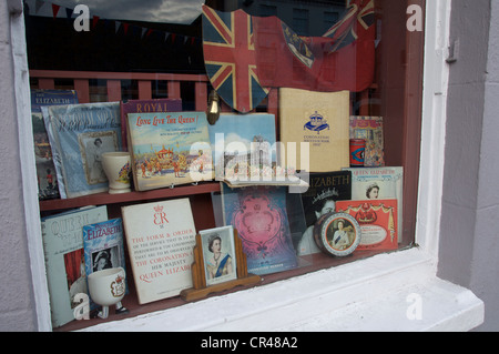 Una nostalgica collezione di cimeli royal decorare una vetrina in Bridport per il Giubileo di diamante della regina Elisabetta II. Il Dorset, Inghilterra, Regno Unito. Foto Stock