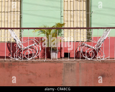 Balcone con sedie a dondolo, Trinidad, Cuba, America Latina Foto Stock