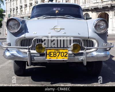 Estremità anteriore di una Opel Record auto d'epoca, l'Avana, Cuba, America Latina Foto Stock