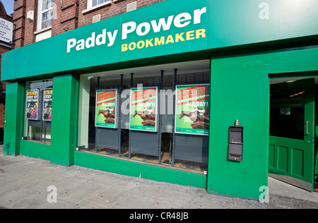 Paddy Power bookmaker, Edgware, Middlesex, England, Regno Unito Foto Stock