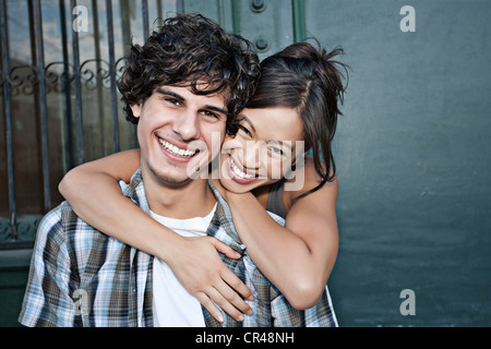 Sorridente giovane costeggiata Foto Stock