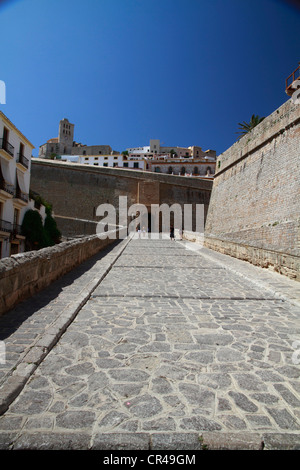 Portal de Ses Taules, ingresso principale di Dalt Vila, città fortificata, Sito Patrimonio Mondiale dell'UNESCO, Ibiza, Isole Baleari, Spagna Foto Stock