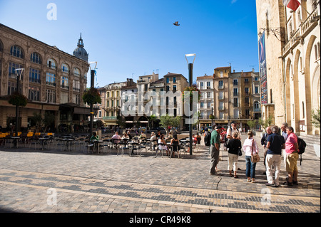 Francia, Aude, Narbonne, Place de l'Hotel de Ville, gruppo di turisti in corrispondenza del fondo del Palais des Archeveques (gli Arcivescovi Foto Stock
