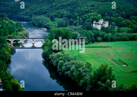 Castello di Feyrac come visto dal Castello di Beynac, Dordogne, Aquitania, in Francia, in Europa Foto Stock